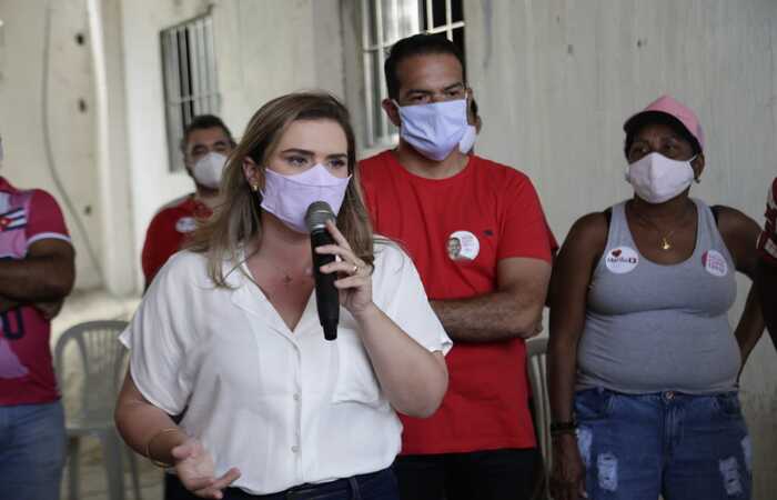 Apesar de não estar promovendo aglomerações e atos ao lado da militância, a candidata continua indo às comunidades para conversar com os recifenses./Foto: Ricardo Labastier/Divulgação Apesar de não estar promovendo aglomerações e atos ao lado da militância, a candidata continua indo às comunidades para conversar com os recifenses./Foto: Ricardo Labastier/Divulgação
