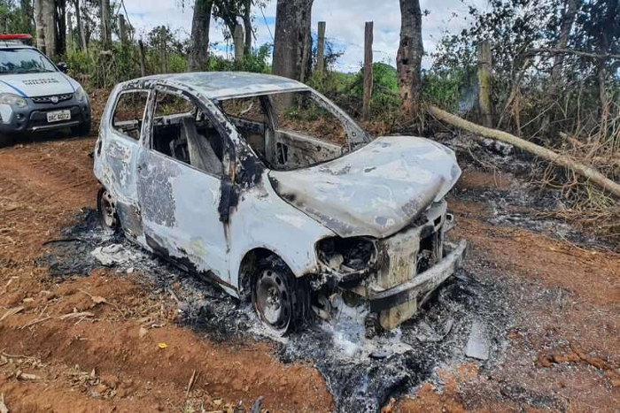 Carro da vítima foi incendiado pelos criminosos./Foto: Polícia Civil de Minas Gerais/Divulgação Carro da vítima foi incendiado pelos criminosos./Foto: Polícia Civil de Minas Gerais/Divulgação