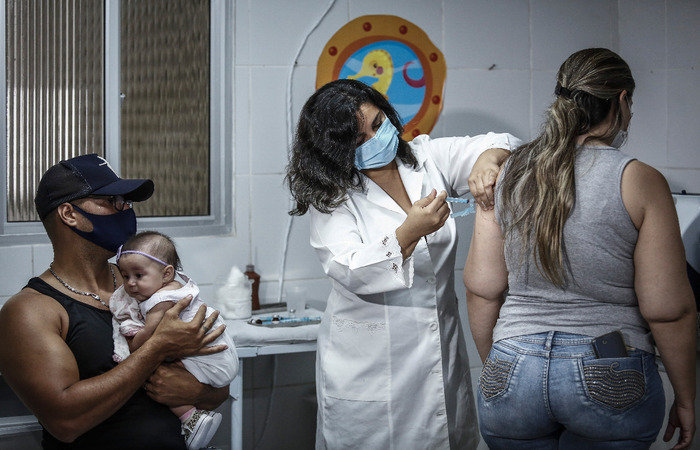 Na ocasião, a mãe Cláudia Brainer aproveitou para atualizar o cartão de vacinas.