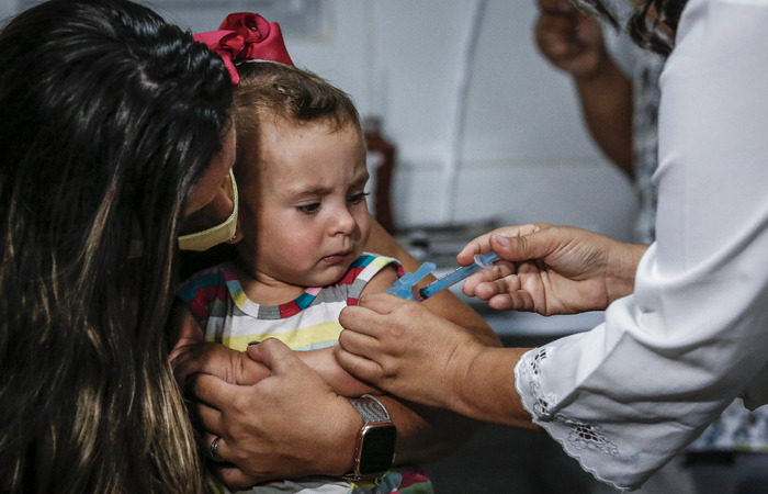 Luiza Hublet, de 1 ano e 5 meses, teve seu cartão de vacinas atualizado.