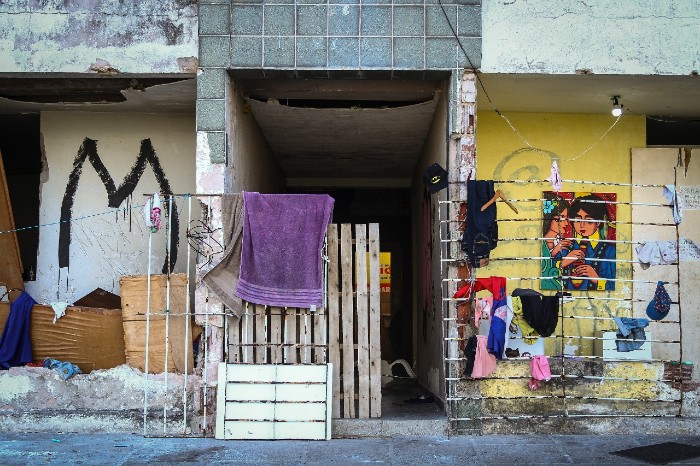 O prédio Marquês Felipe, 815, em Jardim Atlântico, está abandonado há mais de 15 anos e já sofreu por diversas invasões. Hoje, está sendo ocupado por cerca de 6 famílias./Foto: Bruna Costa / Esp. DP FOTO O prédio Marquês Felipe, 815, em Jardim Atlântico, está abandonado há mais de 15 anos e já sofreu por diversas invasões. Hoje, está sendo ocupado por cerca de 6 famílias./Foto: Bruna Costa / Esp. DP FOTO