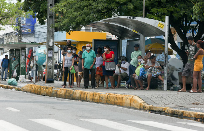 Passageiros aguardam ônibus em parada/(Leandro de Santana / Esp. DP) Passageiros aguardam ônibus em parada/(Leandro de Santana / Esp. DP)