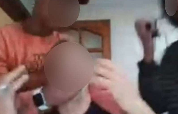 /O professor foi amarrado com o fio do carregador do notebook e teve a cabeça coberto por um lençol l Foto: Redes Sociais/Reprodução