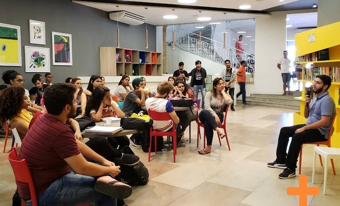 Jornalistas do Projeto Eficientes dando palestra aos alunos do Curso Fernanda Pessoa/Foto: Divulgação Jornalistas do Projeto Eficientes dando palestra aos alunos do Curso Fernanda Pessoa/Foto: Divulgação