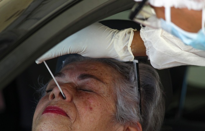 As irmãs Lúcia Helena Assis, 75, e Zélia Assis, 82, foram de carro até o Geraldão para fazer o teste da Covid-19 devido ao contato que tiveram com a neta e sobrinha, respectivamente