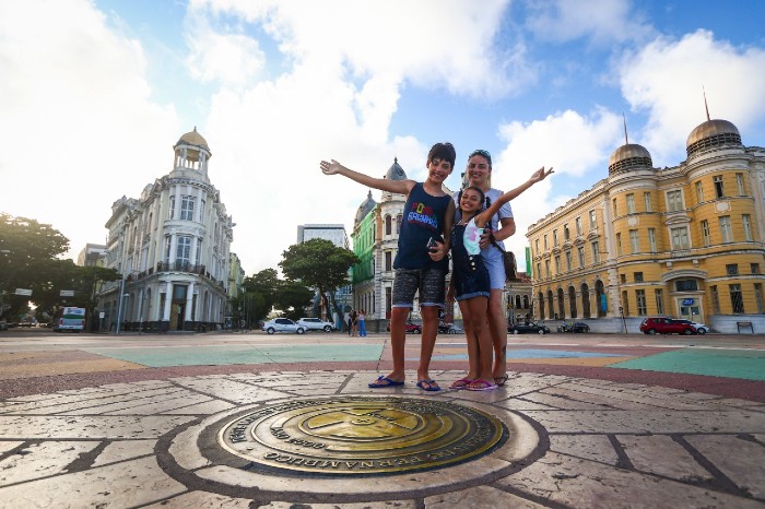 Turistas s&atilde;o vistos conhecendo o Marco Zero, no Recife Antigo, nesta quinta-feira (12)/Foto: Bruna Costa / Esp. DP FOTO
