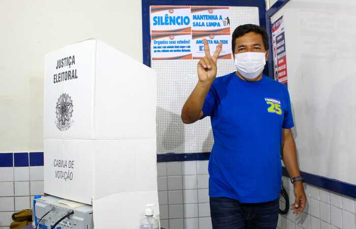 Mendonça votou em um colégio particular em Boa Viagem, Zona Sul do Recife./Foto: Sandy James / Esp. DP FOTO Mendonça votou em um colégio particular em Boa Viagem, Zona Sul do Recife./Foto: Sandy James / Esp. DP FOTO