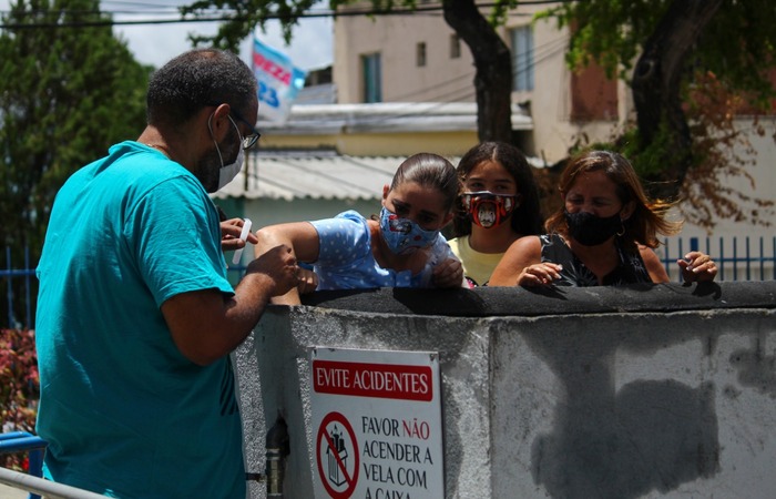 Melriene Souza e sua família utilizando o velário.