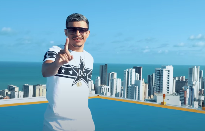 Clipe teve imagens gravadas em Boa Viagem, na Zona Sul do Recife/Foto: YouTube/Reprodução