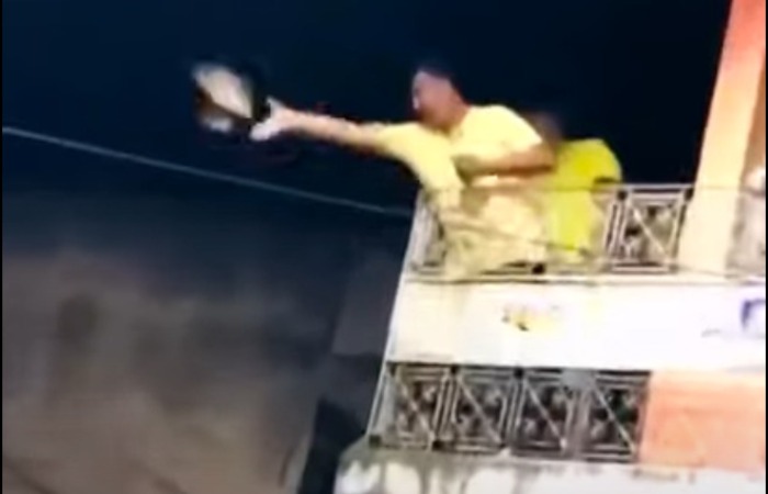 Imagens mostram quando o político está na varanda de um imóvel jogando o que seria dinheiro para um grupo de eleitores na rua./Foto: Youtube/Reprodução Imagens mostram quando o político está na varanda de um imóvel jogando o que seria dinheiro para um grupo de eleitores na rua./Foto: Youtube/Reprodução
