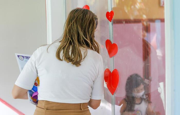 Claudia, mãe da Letícia, observa a filha voltar a rotina de aulas presenciais. 