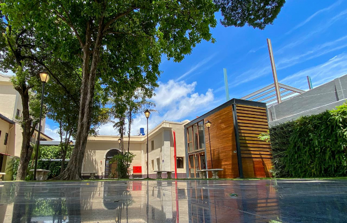 O jardim abriga um café, banheiros e salão para apresentações ao ar livre, e dá acesso ao prédio administrativo, camarins e sala acústica 