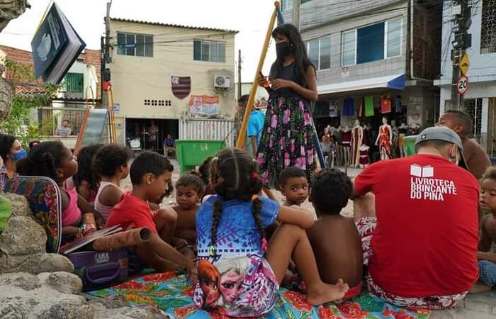 A voluntária Magda Alves no Piquenique Literário.
