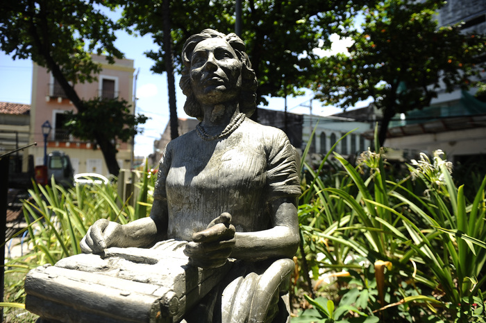Ao fundo em tons de rosa, o sobrado de número 387, onde Clarice viveu de 1925 a 1935.