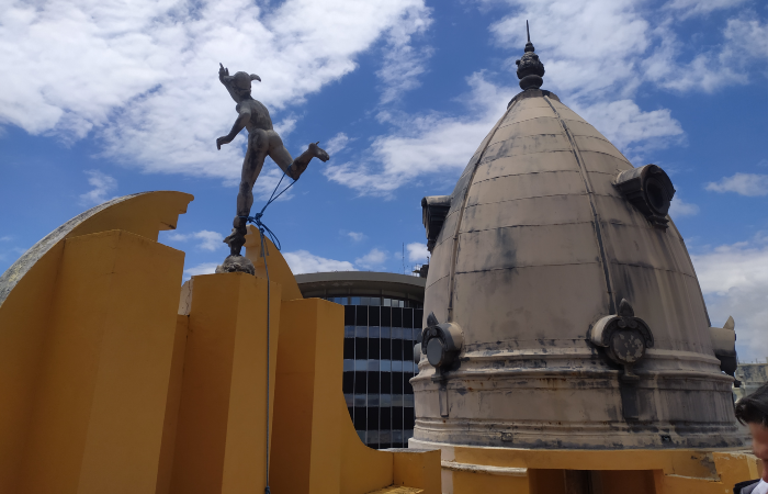 Estátua de Hermes no rooftop
