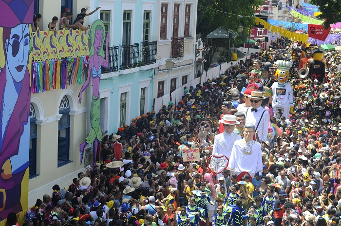 Carnaval, festa que injeta mais de R$ 2 bilhões na economia local, foi suspensa e deve afetar setor.