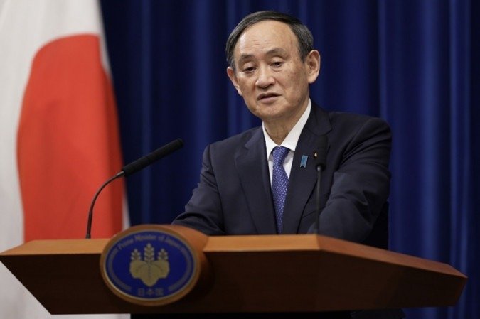 /Yoshihide Suga disse que o Japão não aceitará a decisão da Justiça. Foto: Kiyoshi Ota / POOL / AFP