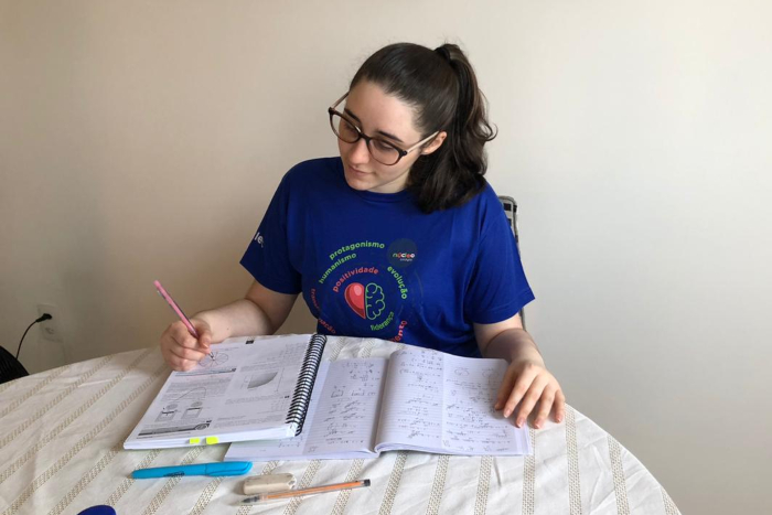 A estudante Marina Pedrosa (foto) estranhou as aulas remotas, mas conseguiu se adaptar durante a preparação para as provas