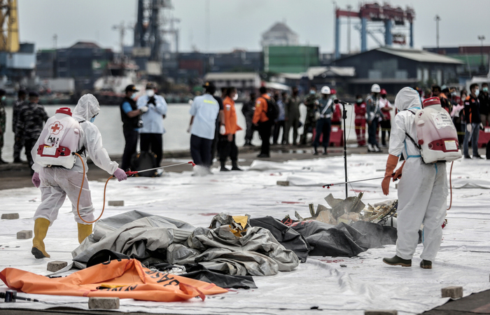 Horas antes, equipes de mergulhadores encontraram partes de corpos, destroços da fuselagem da aeronave e roupas dos passegeiros/Foto: ADITYA AJI / AFP Horas antes, equipes de mergulhadores encontraram partes de corpos, destroços da fuselagem da aeronave e roupas dos passegeiros/Foto: ADITYA AJI / AFP
