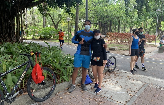 Os amigos Rodrigo e Joyce aproveitaram a manhã deste domingo para correr na Jaqueira