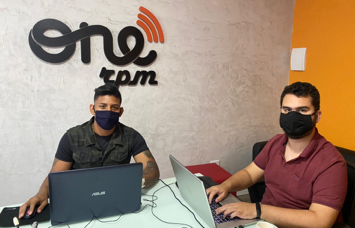 Jorge Music, responsável por captação de novos talentos, e Julian Lepick, gerente de marketing