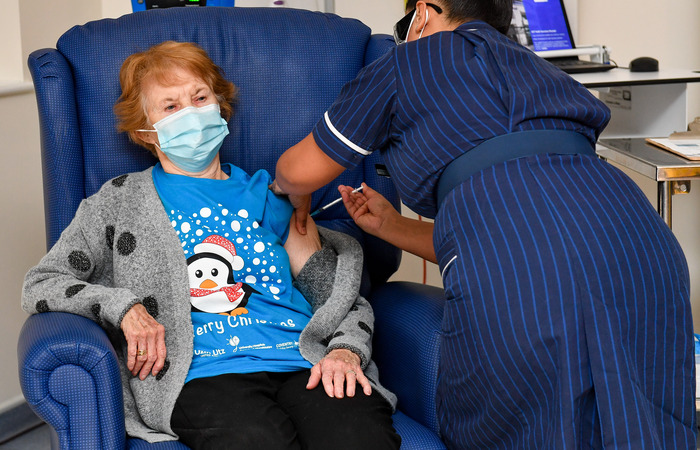 Idosa de 90 anos foi a primeira a ser vacinada no Reino Unido/Foto: Jacob King/AFP