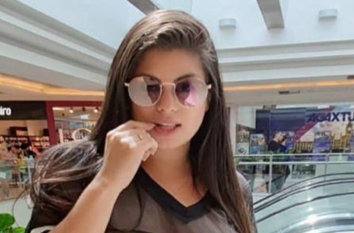 /Mulher passeou pelo mall com blusa transparente e partes íntimas expostas, Foto: Reprodução/Internet /Mulher passeou pelo mall com blusa transparente e partes íntimas expostas, Foto: Reprodução/Internet