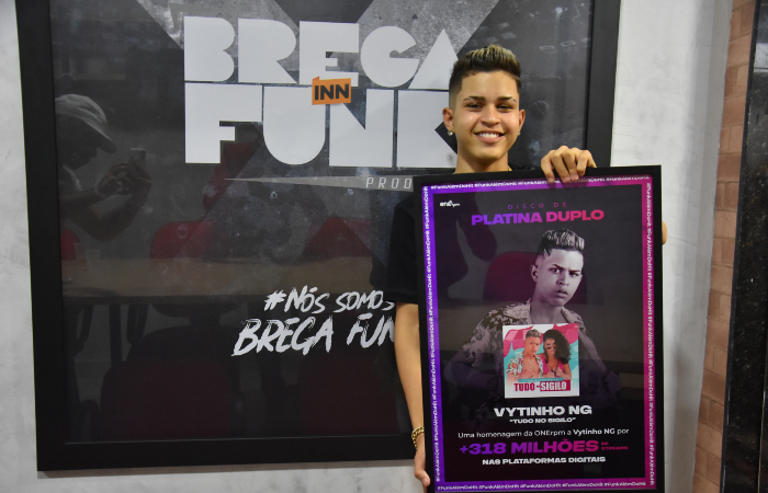 Vytinho NG segurando placa de platina dupla, expedida pela desenvolvedora ONErpm