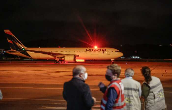 Aeronave aterrissou por volta das 19h30. Foto: Paulo Paiva/DP/Foto: Paulo Paiva/DP Aeronave aterrissou por volta das 19h30. Foto: Paulo Paiva/DP/Foto: Paulo Paiva/DP
