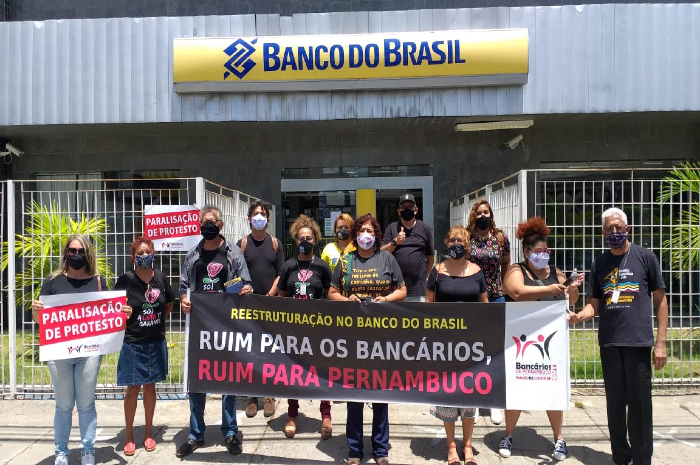 No último dia 15, bancários do BB participaram de protesto na Avenida Norte./Foto: Sindicato dos Bancários de Pernambuco/Divulgação No último dia 15, bancários do BB participaram de protesto na Avenida Norte./Foto: Sindicato dos Bancários de Pernambuco/Divulgação