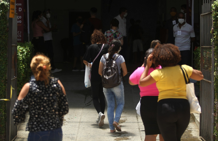 Estudantes na entrada do Bloco G da Unicap, no Recife/Foto: Peu Ricardp/DP Estudantes na entrada do Bloco G da Unicap, no Recife/Foto: Peu Ricardp/DP