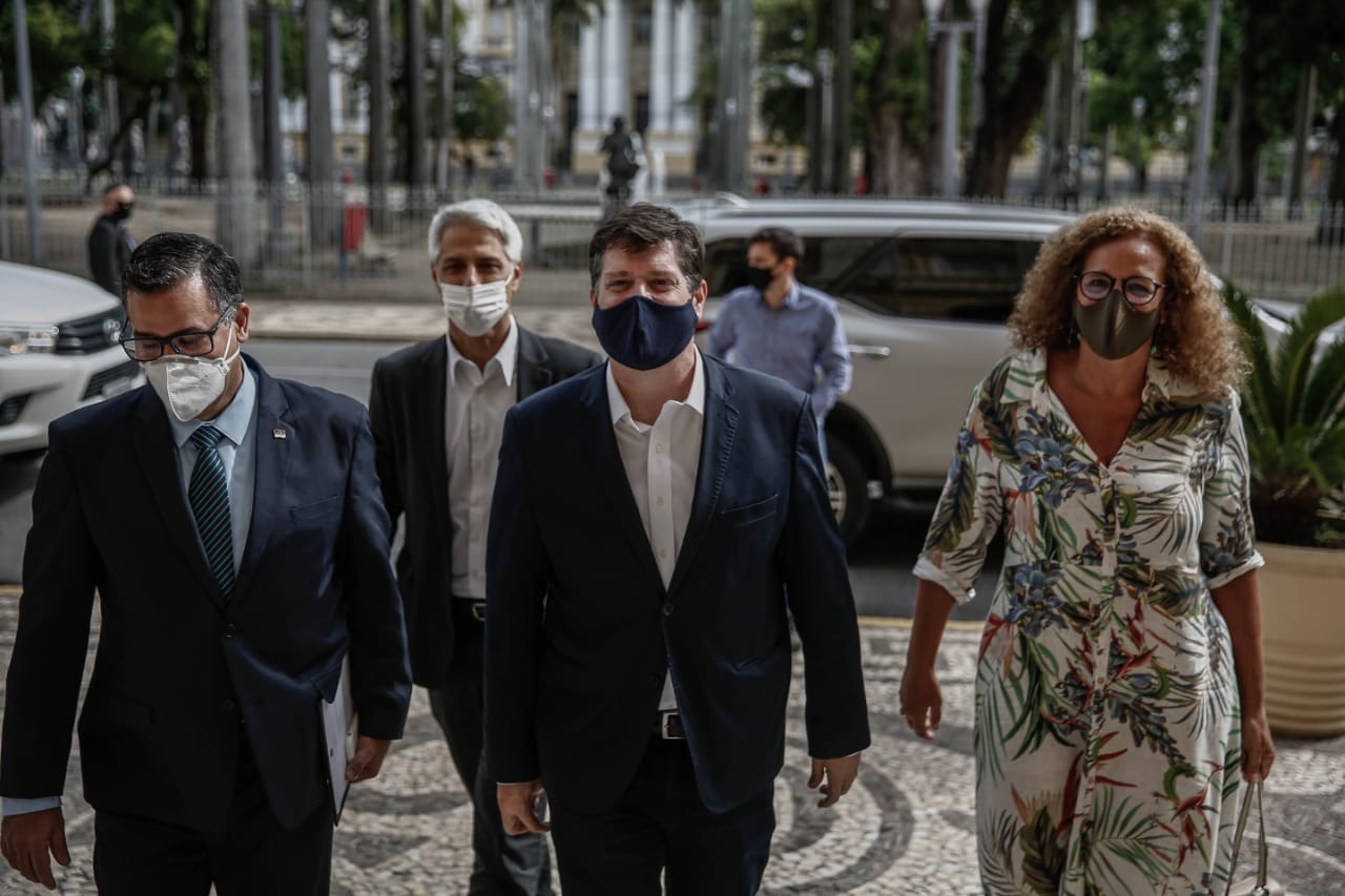 Baleia Rossi chegou acompanhado da deputada federal Jandira Feghali (PCdoB-RJ) e do líder do PSB na Câmara, o deputado federal Alessandro Molon (PSB-RJ).