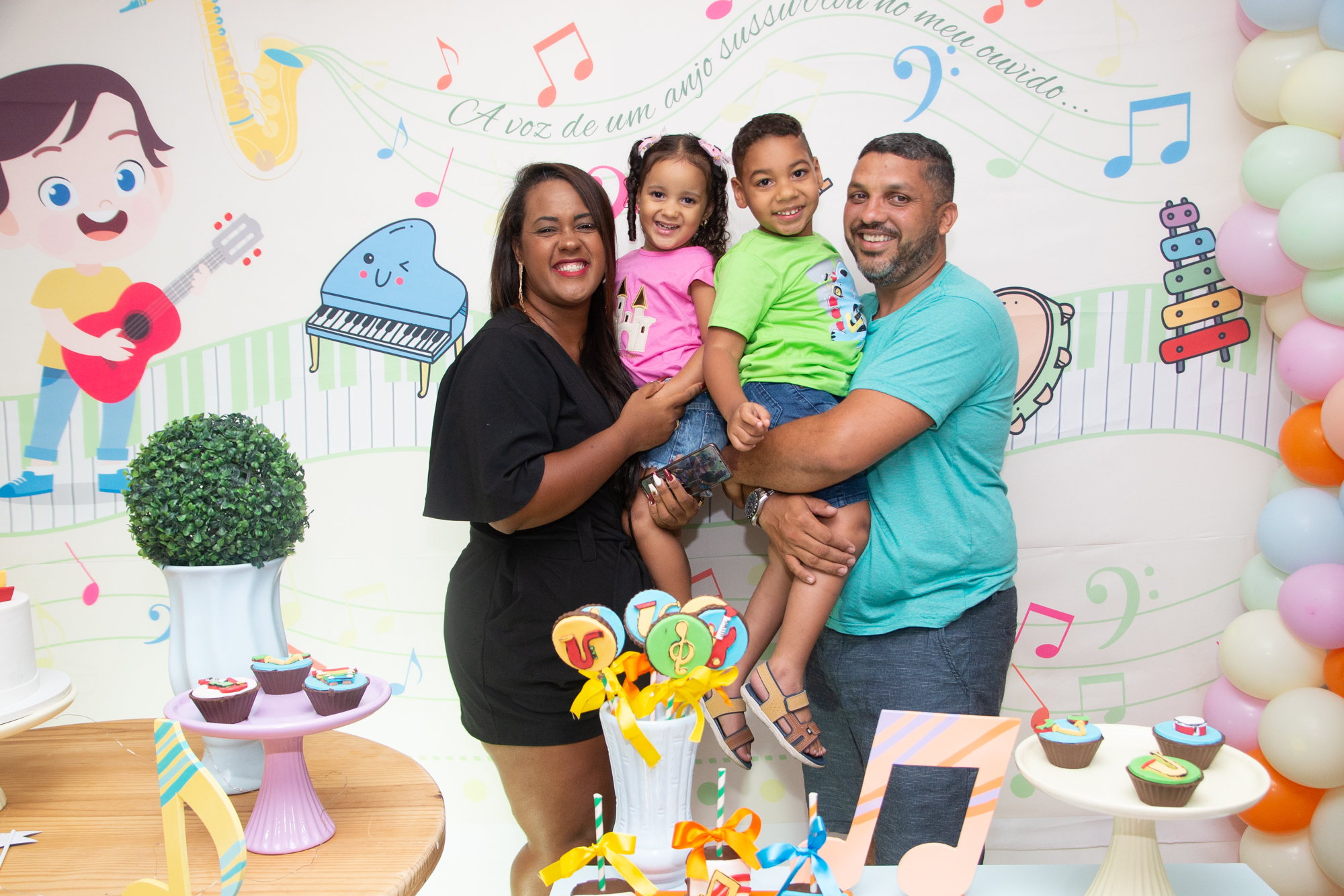 Família reunida celebrando mais um ano de vida de Guilherme