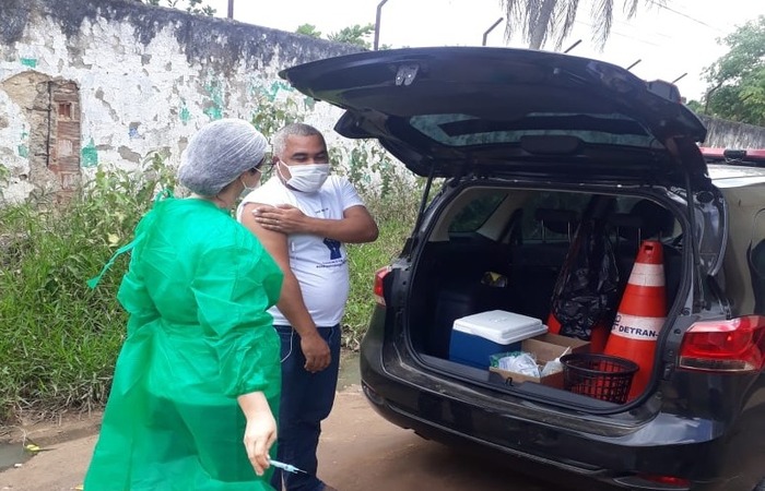 Viatura do Detran-PE auxiliando no fluxo de vacinação dos grupos prioritários./Foto: Divulgação Viatura do Detran-PE auxiliando no fluxo de vacinação dos grupos prioritários./Foto: Divulgação