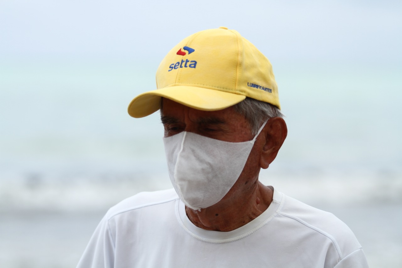 José de Moura caminha 5km todos os dias na praia