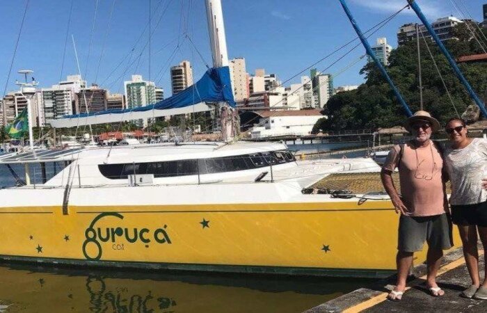 Dupla ficou à bordo da embarcação por cerca de quatro anos, entre 2012 e 2016, antes de vendê-la em março do ano passado/Foto: Reprodução/Instagram Dupla ficou à bordo da embarcação por cerca de quatro anos, entre 2012 e 2016, antes de vendê-la em março do ano passado/Foto: Reprodução/Instagram