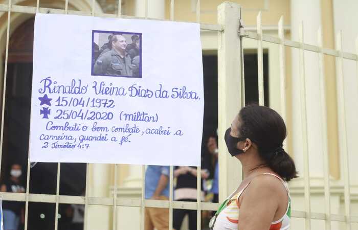Maria da Conceição estava presente no ato em memória de seu único irmão, o policial militar Rinaldo Vieira, uma das primeiras vítimas da Covid-19 no município./Foto: Rômulo Chico/ Esp. DP