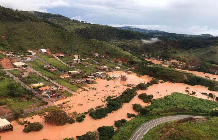 Água e lama invadiram posto de saúde que guardava os imunizantes/Foto: Corpo de Bombeiros Militar de Minas Gerais Água e lama invadiram posto de saúde que guardava os imunizantes/Foto: Corpo de Bombeiros Militar de Minas Gerais
