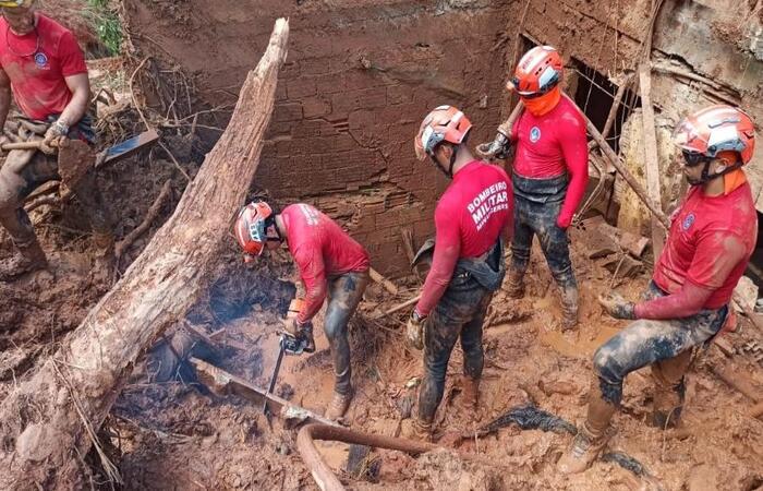 Corpo do menino de cinco anos foi retirado dos escombros. Com isso, sobe para seis o número de vítimas do temporal que atingiu a cidade no domingo/Foto: Reprodução/Corpo de Bombeiros Militar de Minas Gerais Corpo do menino de cinco anos foi retirado dos escombros. Com isso, sobe para seis o número de vítimas do temporal que atingiu a cidade no domingo/Foto: Reprodução/Corpo de Bombeiros Militar de Minas Gerais