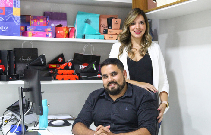 A Colorata Packing, dos empresários Aldiana do Rêgo Barros e Rodrigo Oliveira, completa dez anos e se destaca no mercado com o fornecimento de embalagens de alto padrão para os clientes/Foto: Sandy James/Esp DP A Colorata Packing, dos empresários Aldiana do Rêgo Barros e Rodrigo Oliveira, completa dez anos e se destaca no mercado com o fornecimento de embalagens de alto padrão para os clientes/Foto: Sandy James/Esp DP