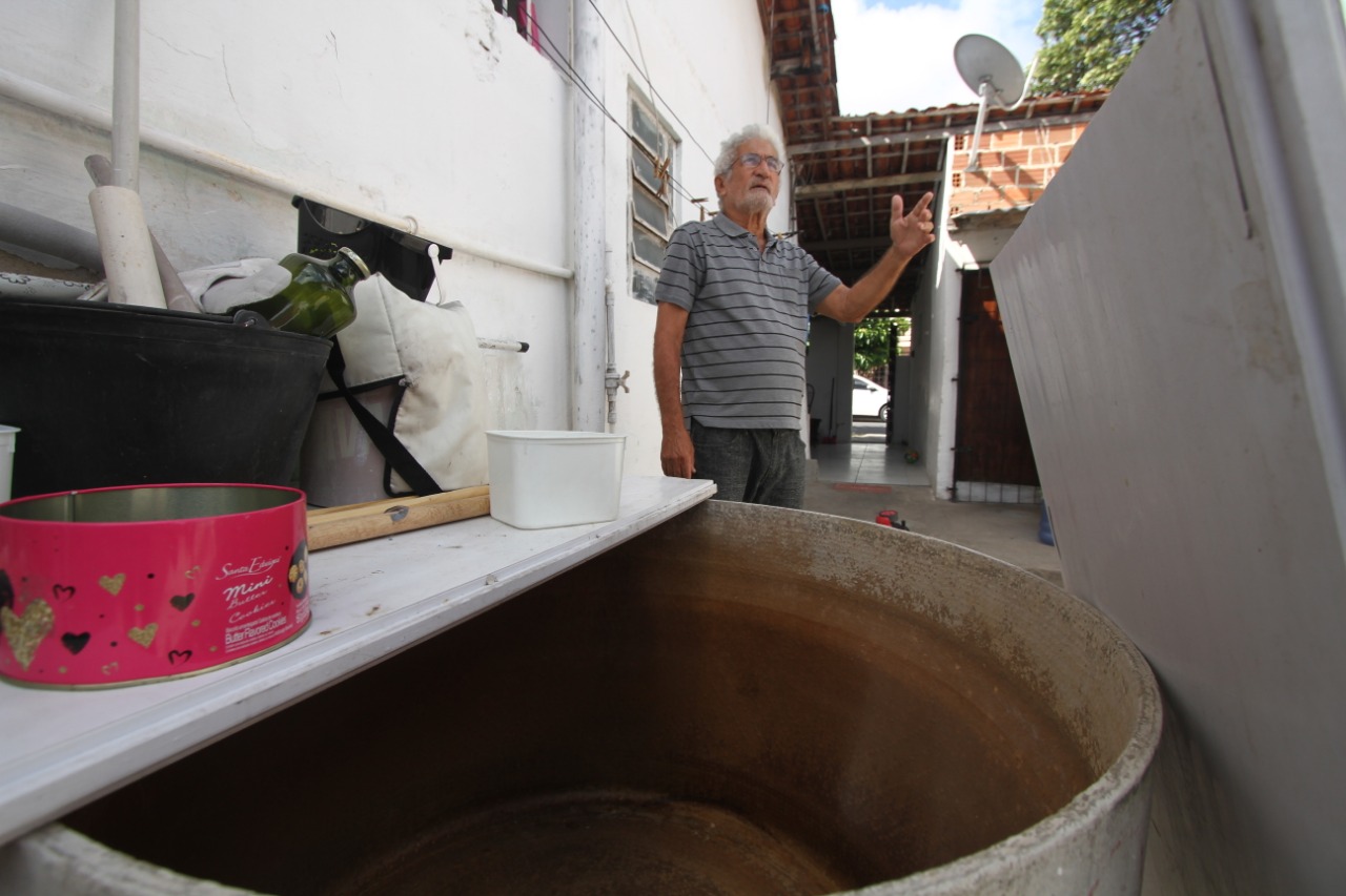Edson de Menezes, 73, precisou comprar garrafões d´água para manter a higiene/Foto: Peu Ricardo/Esp.DP Edson de Menezes, 73, precisou comprar garrafões d´água para manter a higiene/Foto: Peu Ricardo/Esp.DP
