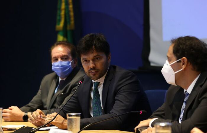 O presidente da Telebras, Jarbas Valente, o ministro das Comunicações, Fábio Faria e o presidentes da VIASAT, Leandro Gaunszer, durante apresentação à imprensa do Protótipo de conexão de internet móvel via satélite para veículos 