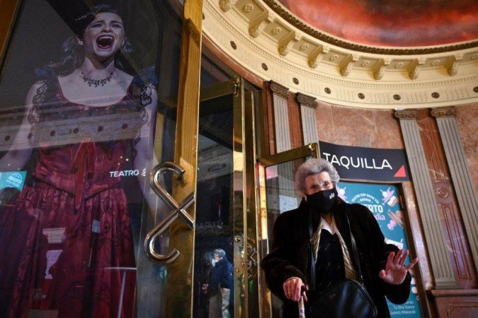 /O teatro convidou 150 aposentados vacinados de sete casas de repouso de Madri e 50 enfermeiros, também imunizados, para o show humorístico do ator Santi Rodríguez. Foto: GABRIEL BOUYS / AFP /O teatro convidou 150 aposentados vacinados de sete casas de repouso de Madri e 50 enfermeiros, também imunizados, para o show humorístico do ator Santi Rodríguez. Foto: GABRIEL BOUYS / AFP