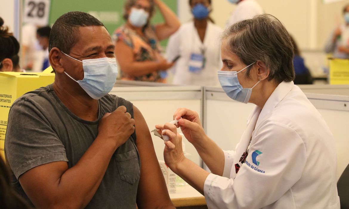 /Mais de 560 mil idosos começam a ser imunizados amanhã no estado. Foto: Rovena Rosa/Agência Brasil