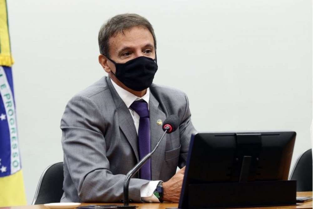 /Senador M&aacute;rcio Bittar decidiu apresentar uma nova vers&atilde;o do seu parecer na ter&ccedil;a-feira, sem a desvincula&ccedil;&atilde;o dos recursos das duas &aacute;reas, que foi alvo de cr&iacute;ticas da maioria dos partidos. Foto: Gustavo Sales/Camara dos Deputados
