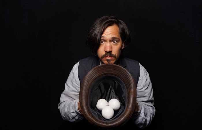 O madrilenho Miguel Muñoz, atual campeão do mundo em mágica de palco, é um dos artistas circenses que integram a programação/Foto: Divulgação