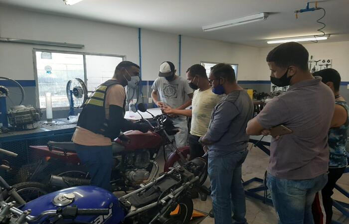 A programação do curso conta com duas abordagens: manutenção preventiva e direção defensiva./Foto: Grau Profissionalizante/Divulgação.