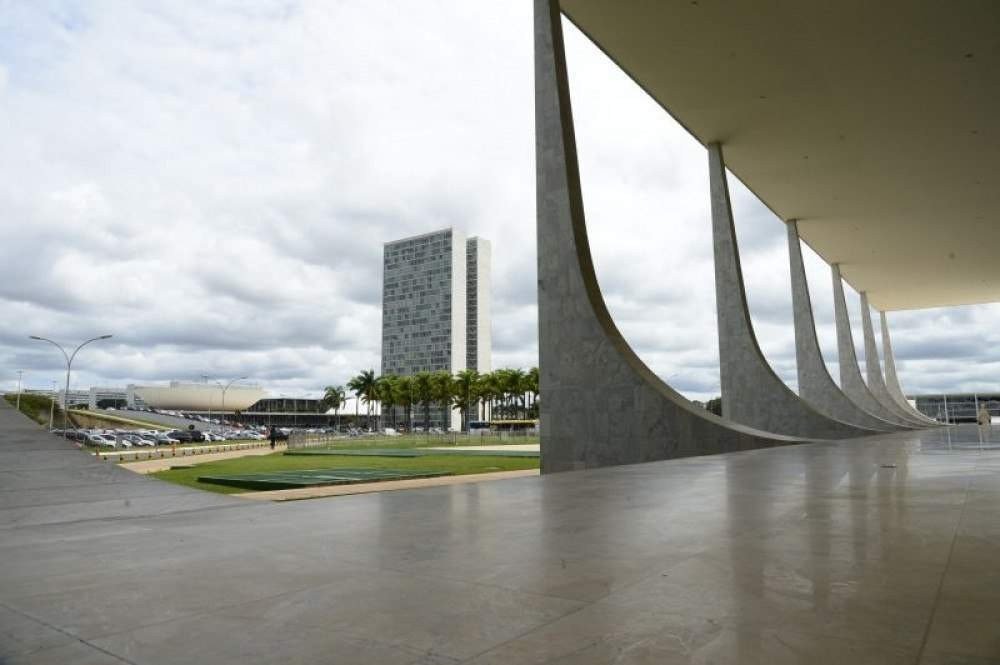 /Nas duas últimas semanas, prefeitos e assessores se aglomeraram em gabinetes de parlamentares em busca de recursos pra o Orçamento de 2021, em discussão no parlamento. Foto: Ed Alves/CB/D.A Press