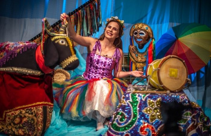 Através de desafios e jogos dramáticos, criançada verá e vivenciará Bumba Meu Boi, La Ursa, Quadrilha Junina e Maracatu/Foto: Gerson Damasceno/Divulgação Através de desafios e jogos dramáticos, criançada verá e vivenciará Bumba Meu Boi, La Ursa, Quadrilha Junina e Maracatu/Foto: Gerson Damasceno/Divulgação