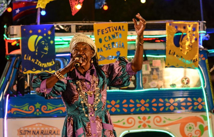 Lia cantando no tradicional Som na Rural/Foto: Cláudia Dalla Nora/Divulgação